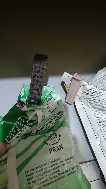 Fertilizer pack sealed with a clip